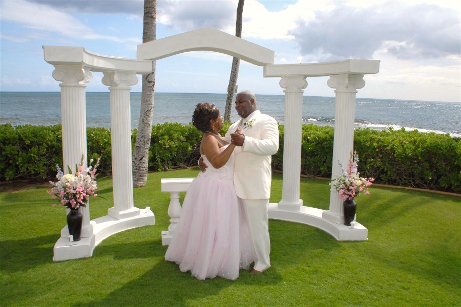 WHITE COLUMNS You may wish to add this lovely white column or Bamboo Arch 